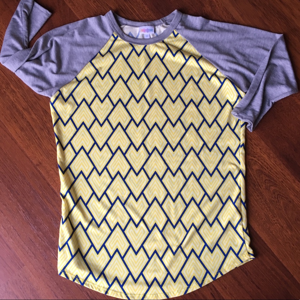 🐞LuLaRoe “Randy” Raglan Tee with Chevron Pattern